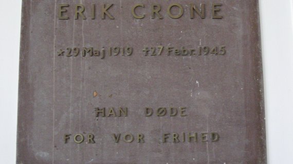 Erik Crone, mindetavle på Dronninggårdskolen