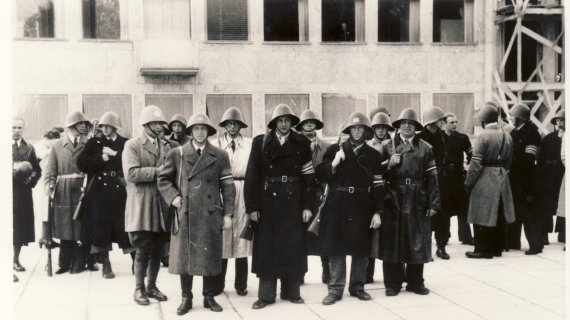 Frihedskæmpere for an rådhuset i Holte i 1945