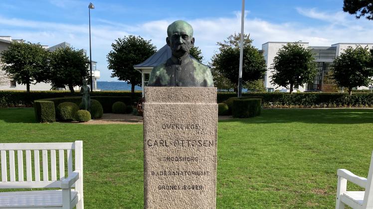 Carl Ottosens buste monument