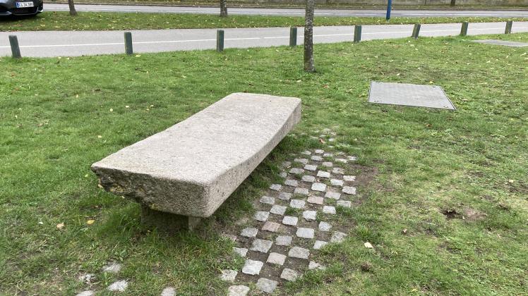 Læsserampesten ved Holte havn monument