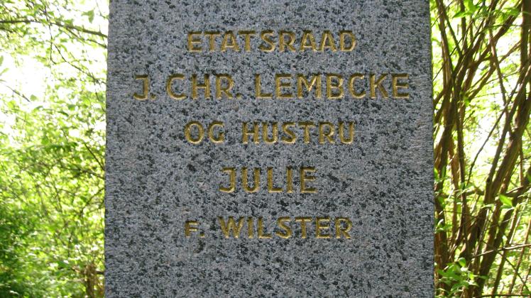 Kors for Lembcke og hustru monument