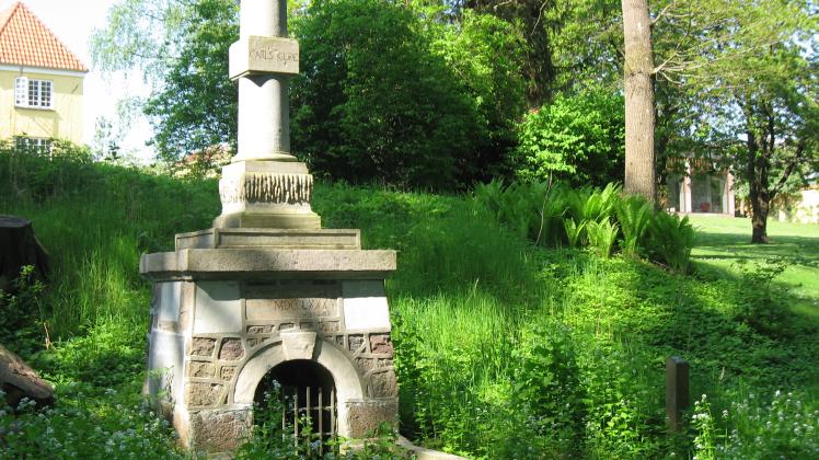 Carls Kilde, Enrum, monument