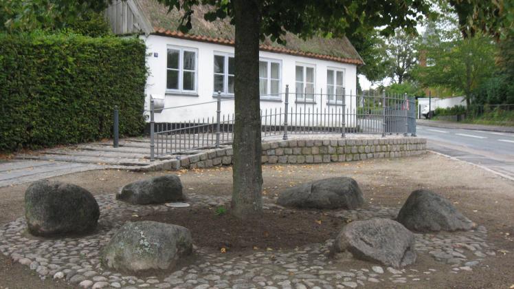 Bystævnet i Øverød, Øverødvej monument