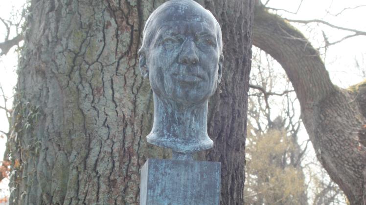 Paul Bergsøe buste ved kollegiet Skodsborgvej monument