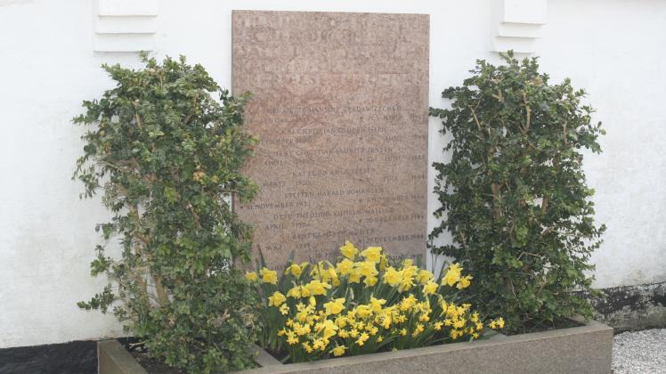 En mindesten for borgere i Søllerød Kommune, som mistede livet som følge af 2. Verdenskrig er opsat på Søllerød Kirkegård på den sydlige kirkegårdsmur.  monument