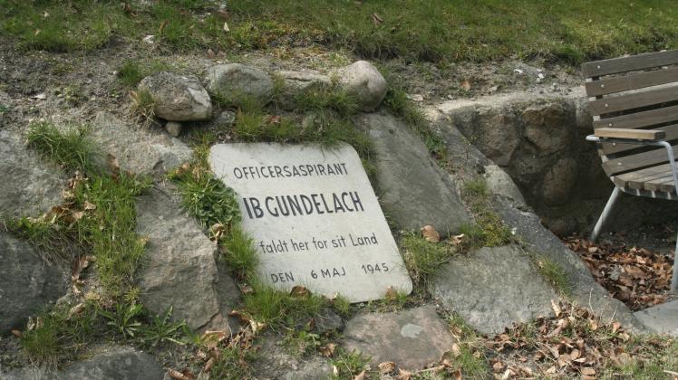 Ib Gundelach, mindeplade, Skodsborg Strandvej monument