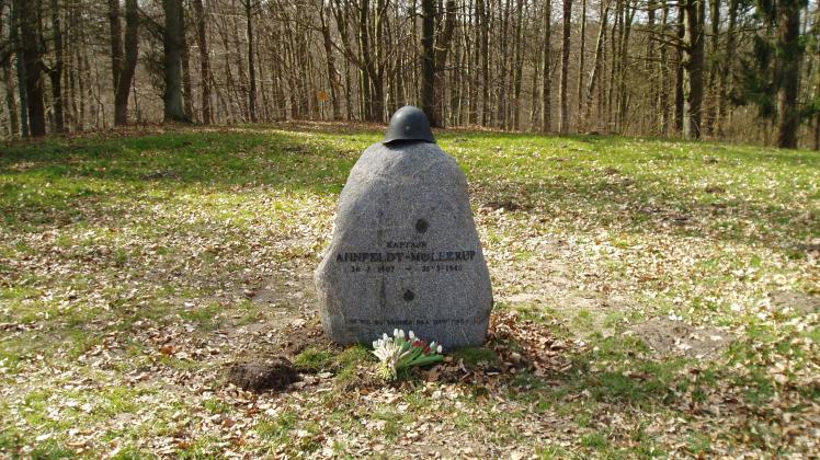 Mollerup, mindesten, Høje Sandbjerg monument