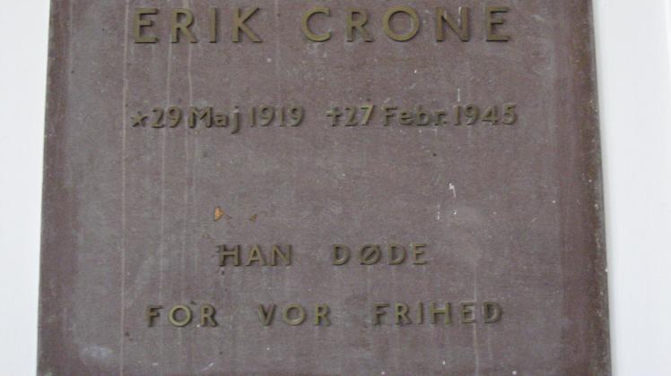 Erik Crone, mindetavle på Dronninggårdskolen monument