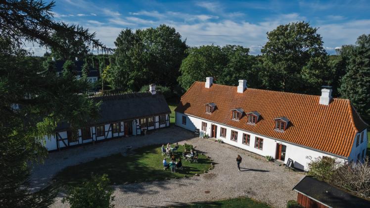 Mothsgårdens gårdsplads set fra luften.