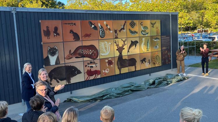 Elever fra Vedbæk Skole har udsmykket ydersiden af Pop-up museum Vedbækfundene.