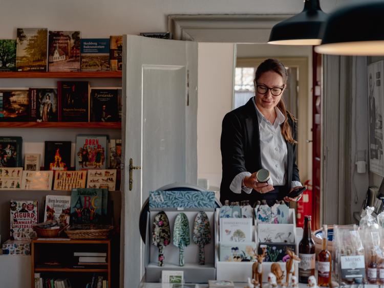 Kvinde i butik Mothsgården