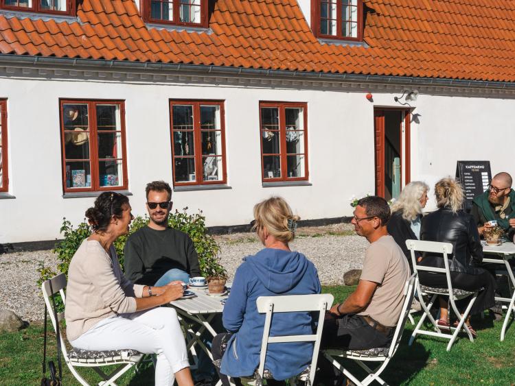 mennesker sidder og snakker ved et bord