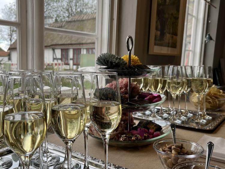 Forplejning vin Mothsgården stående