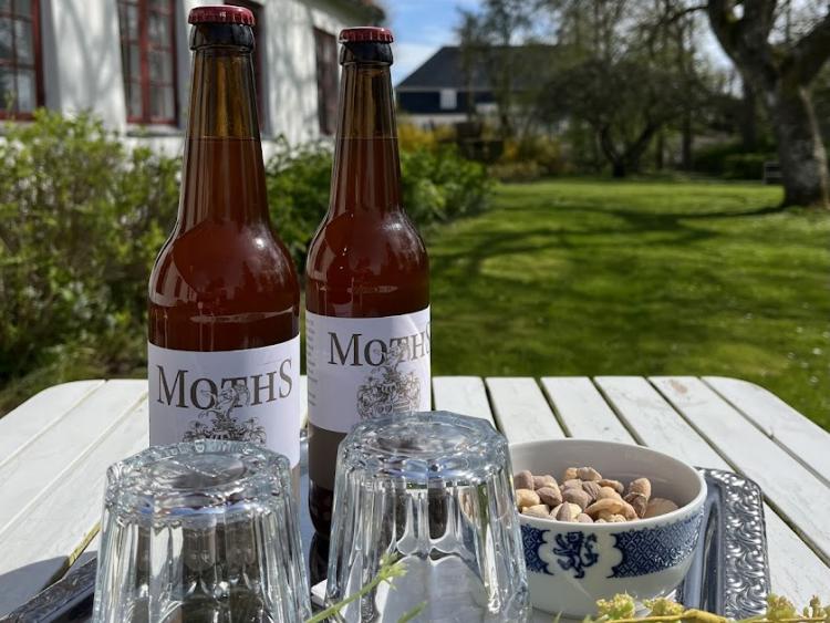 Forplejning snaps i haven Mothsgården stående