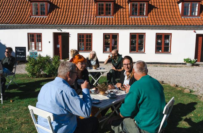 Gæster i gården Mothsgården