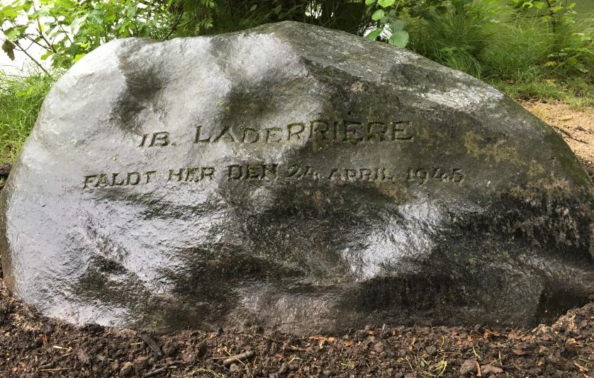 Ib Laderrieres mindesten i Rude skov monument