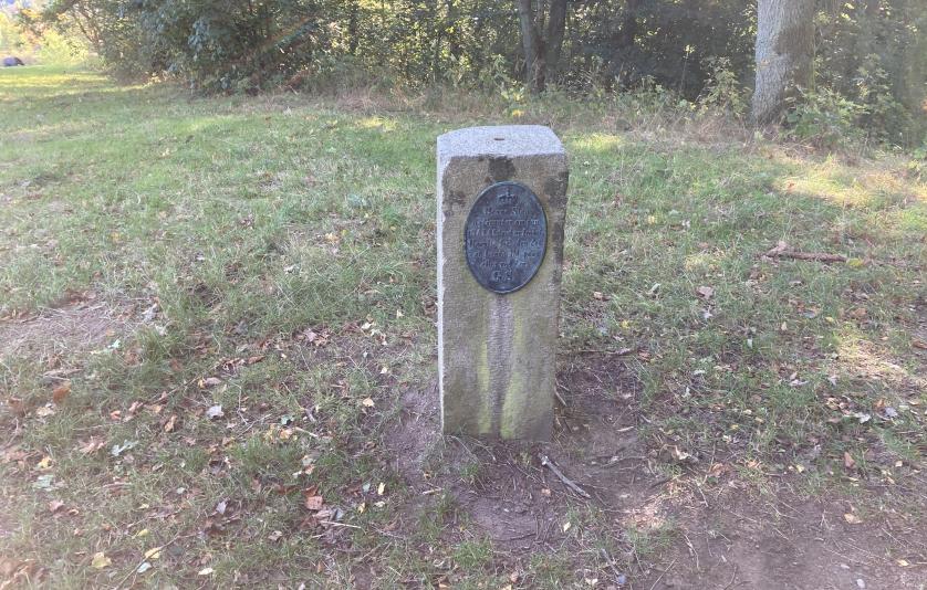 Postamentsten ved Høje Sandbjerg monument