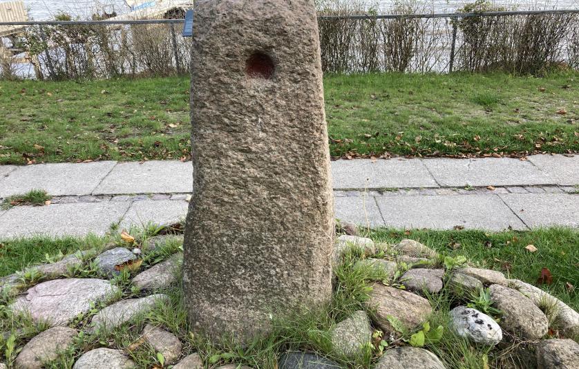 Kvartmilestenen, Skodsborg Strandvej monument