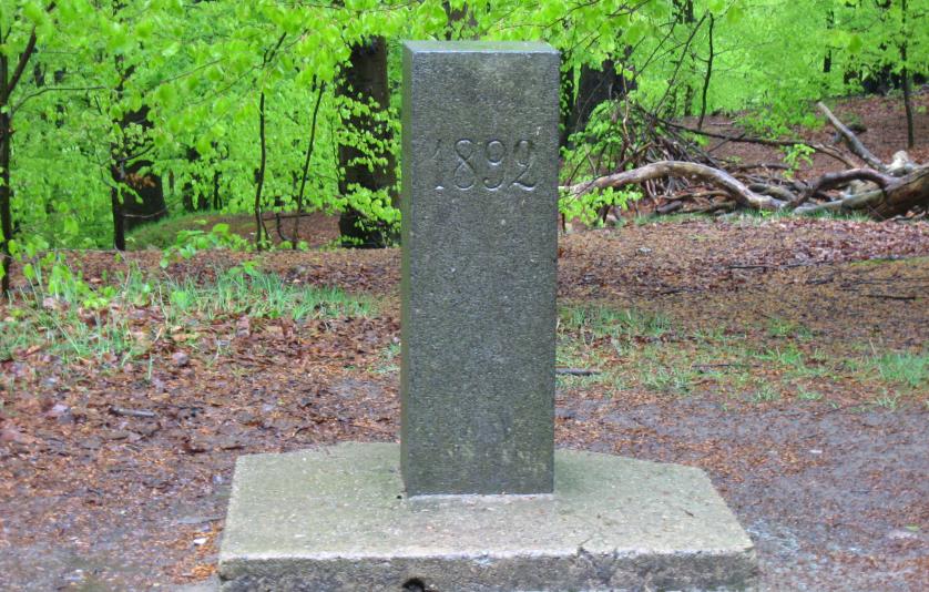 Postamentsten ved Maglebjerg monument