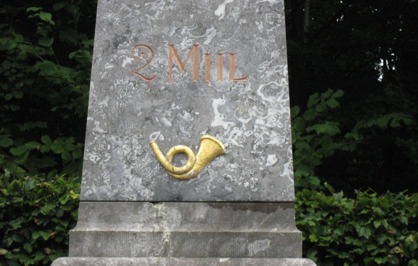 2-milepælen, Geels bakke monument