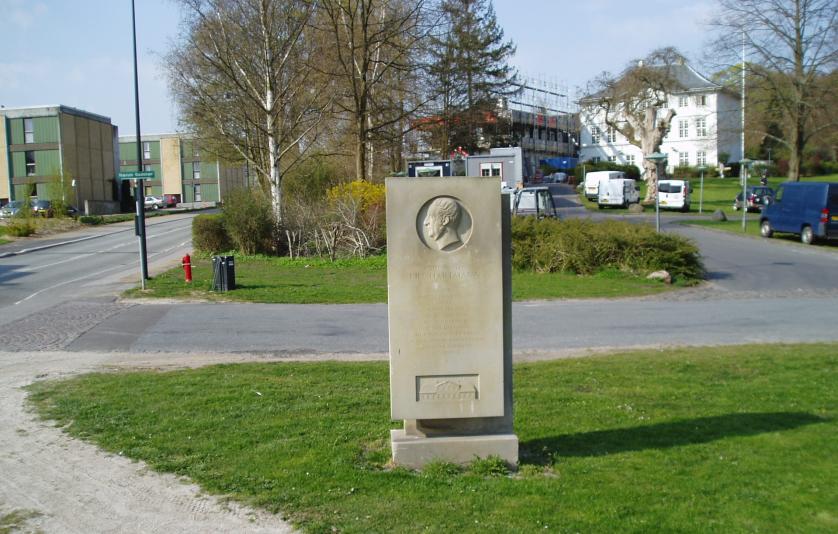 J.P.E Hartmann mindesten monument