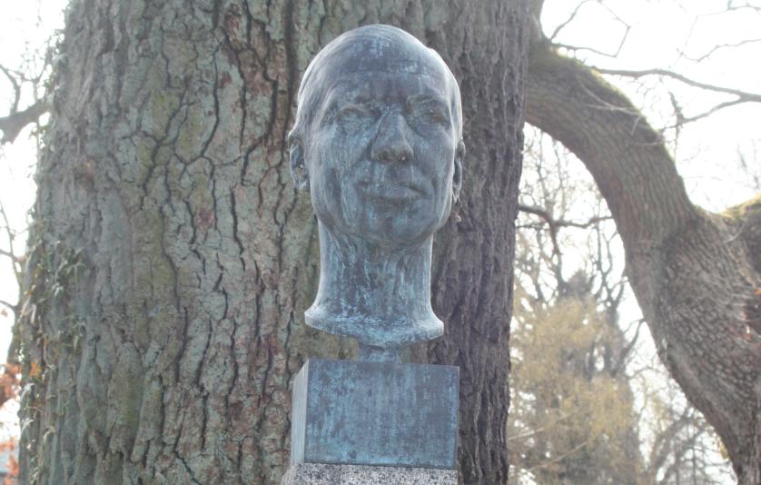 Paul Bergsøe buste ved kollegiet Skodsborgvej monument