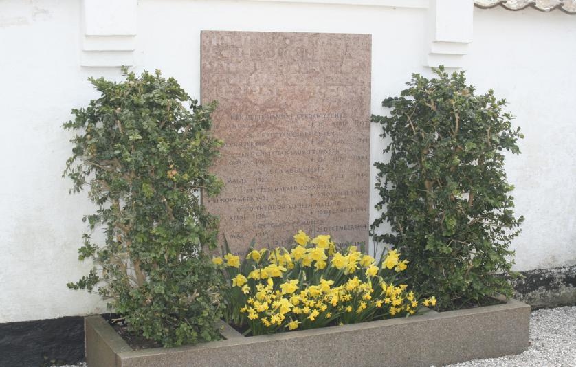 En mindesten for borgere i Søllerød Kommune, som mistede livet som følge af 2. Verdenskrig er opsat på Søllerød Kirkegård på den sydlige kirkegårdsmur.  monument