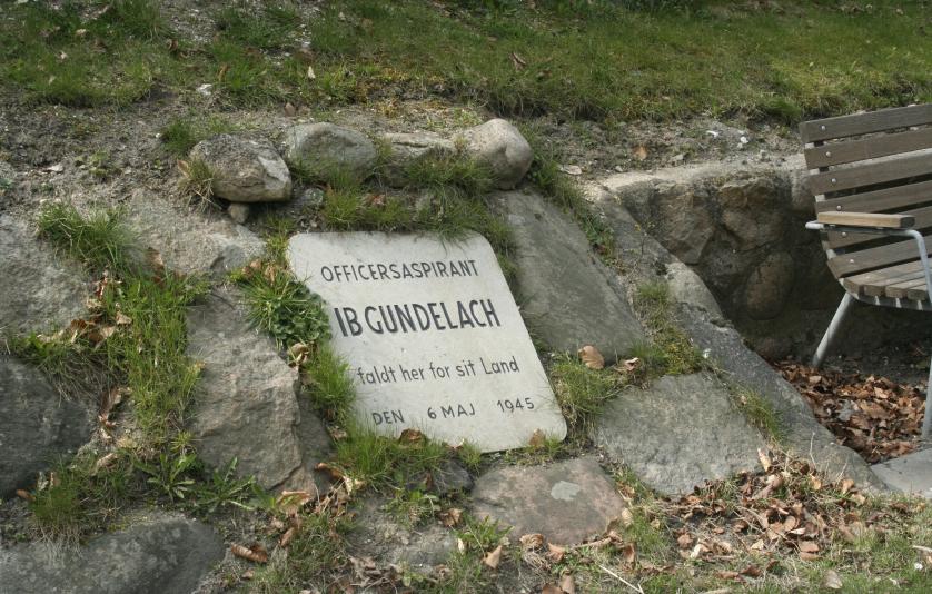 Ib Gundelach, mindeplade, Skodsborg Strandvej monument