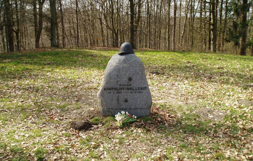 Mollerup, mindesten, Høje Sandbjerg monument