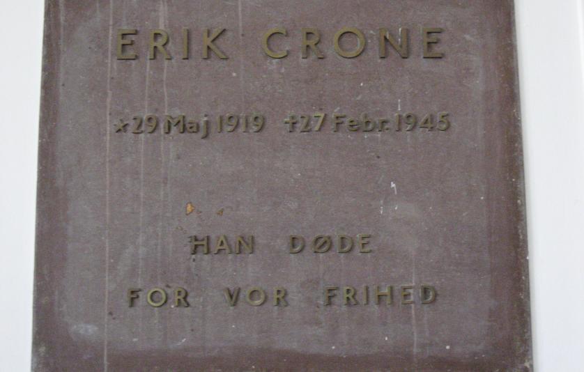 Erik Crone, mindetavle på Dronninggårdskolen monument