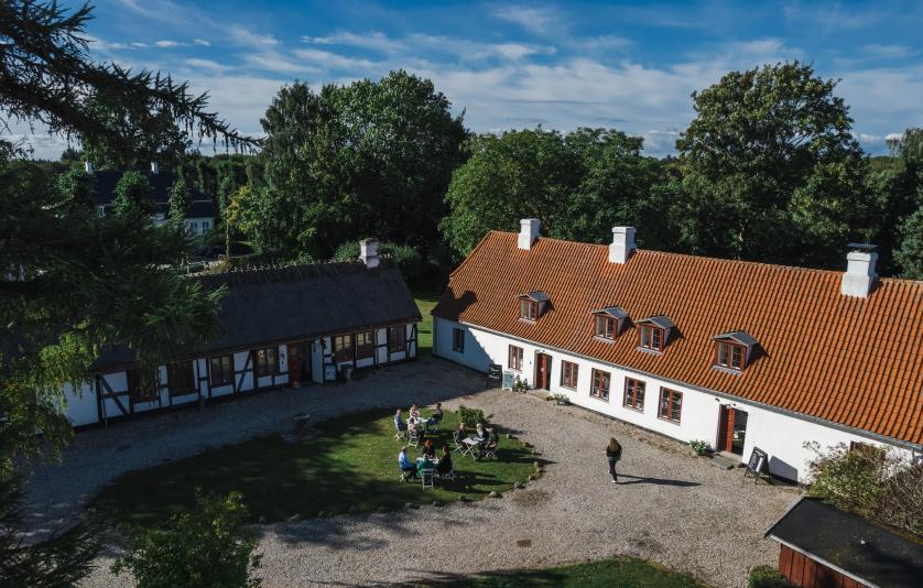 Mothsgårdens gårdsplads set fra luften.